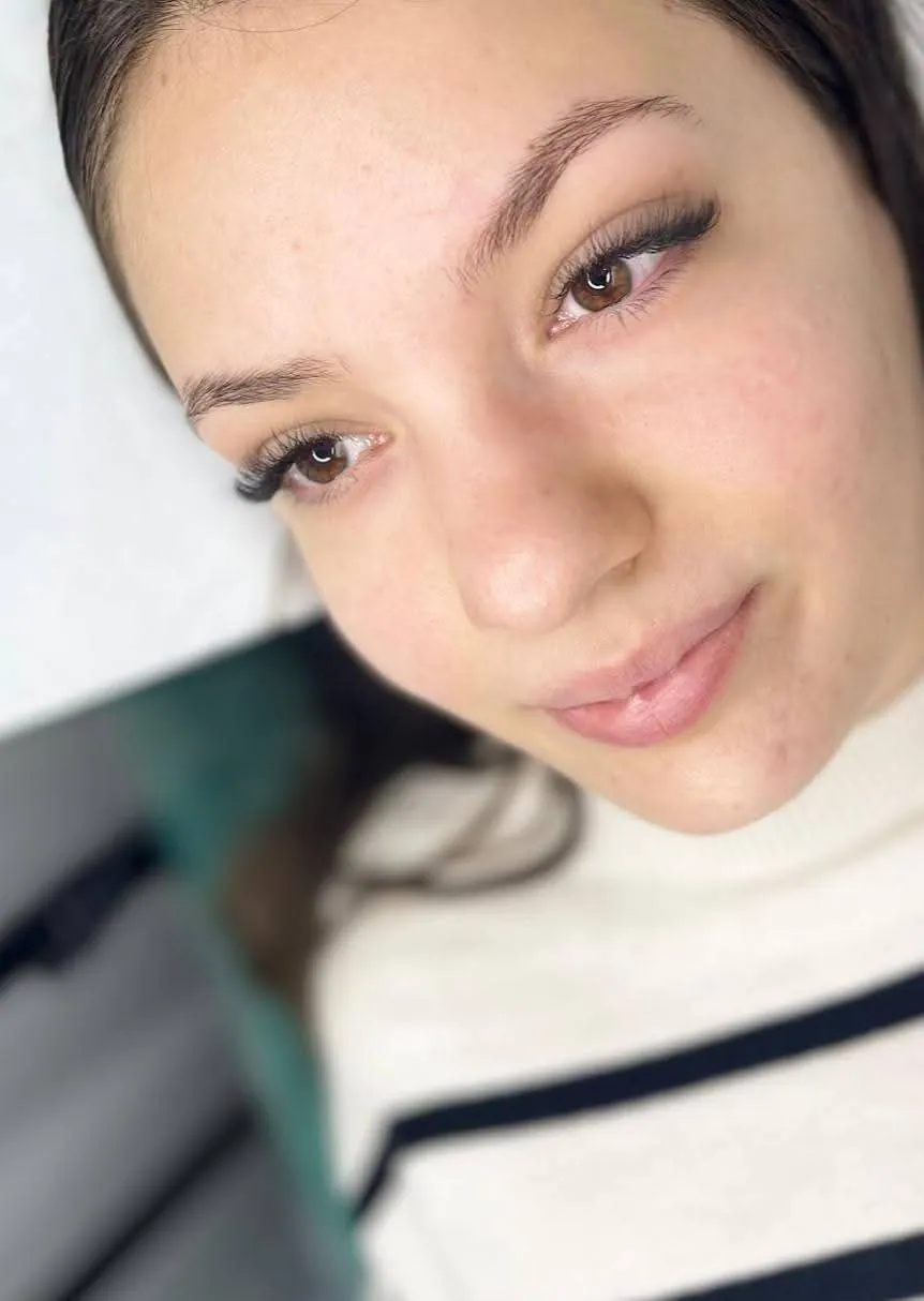 Cliente en haut rayé avec extensions de cils