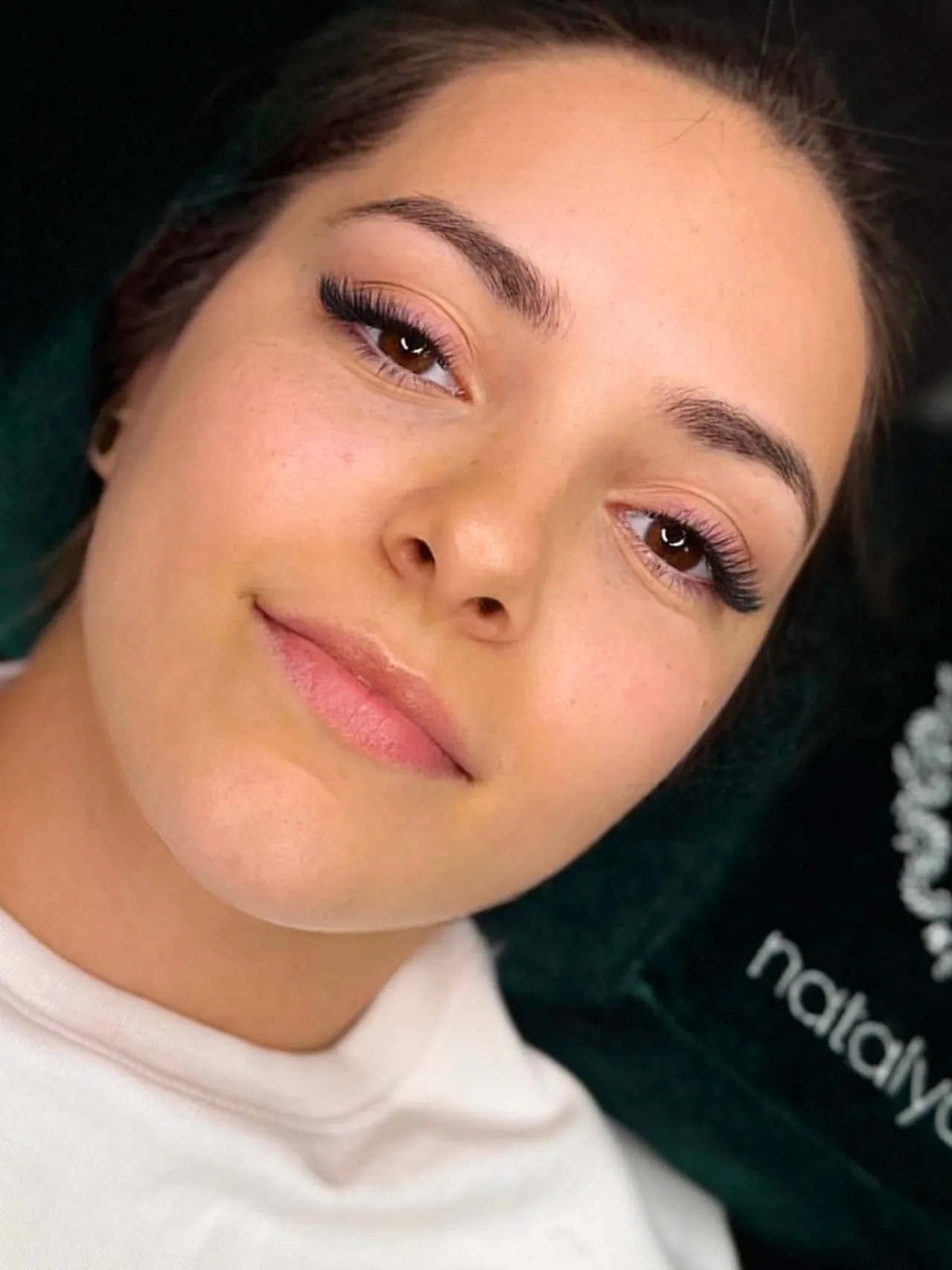 Cliente avec extensions de cils photographiée à l’atelier