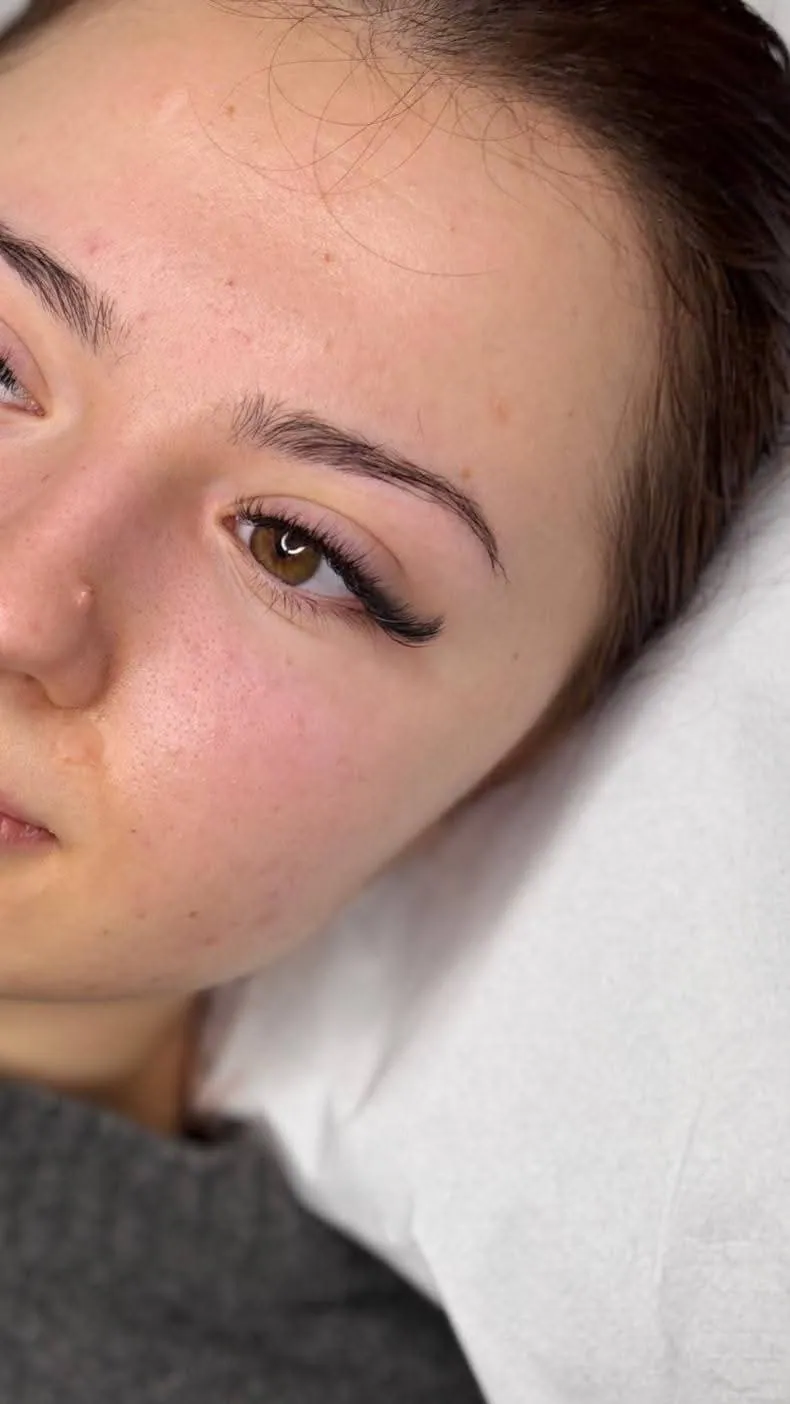 Portrait rapproché d’une cliente avec extensions de cils