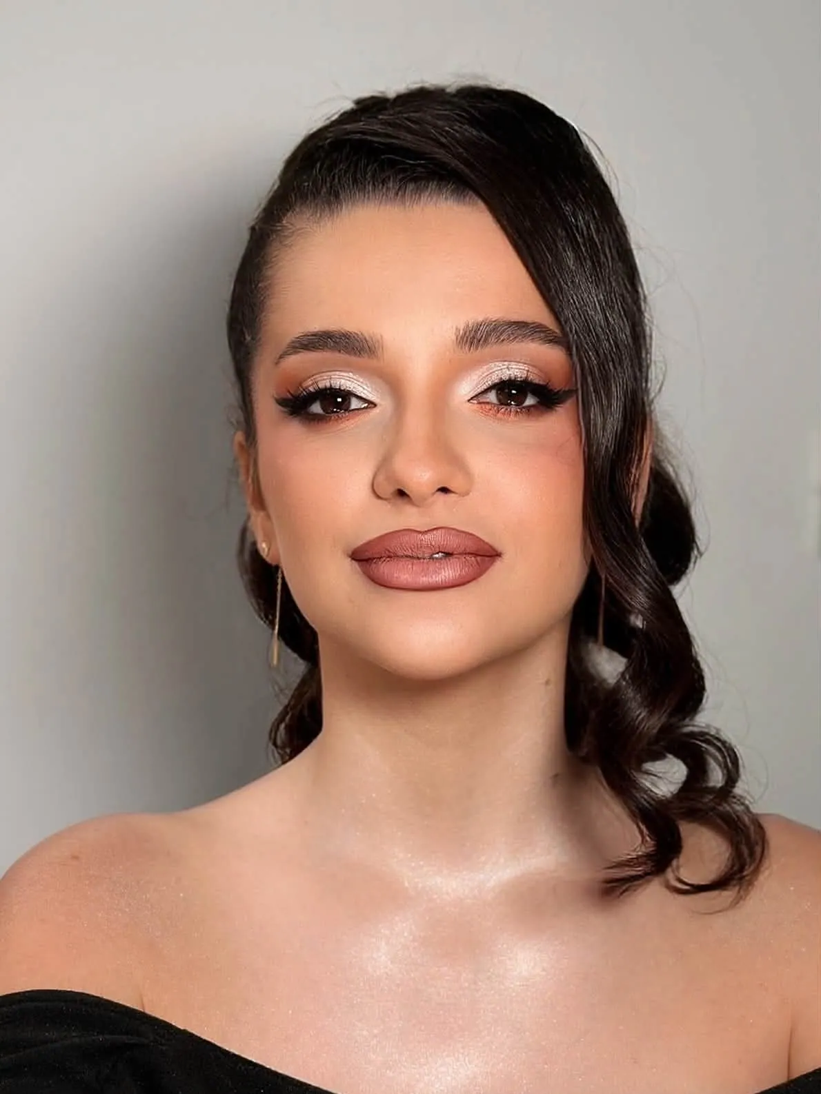 Porträt einer brünetten Kundin mit Make-up von Corina