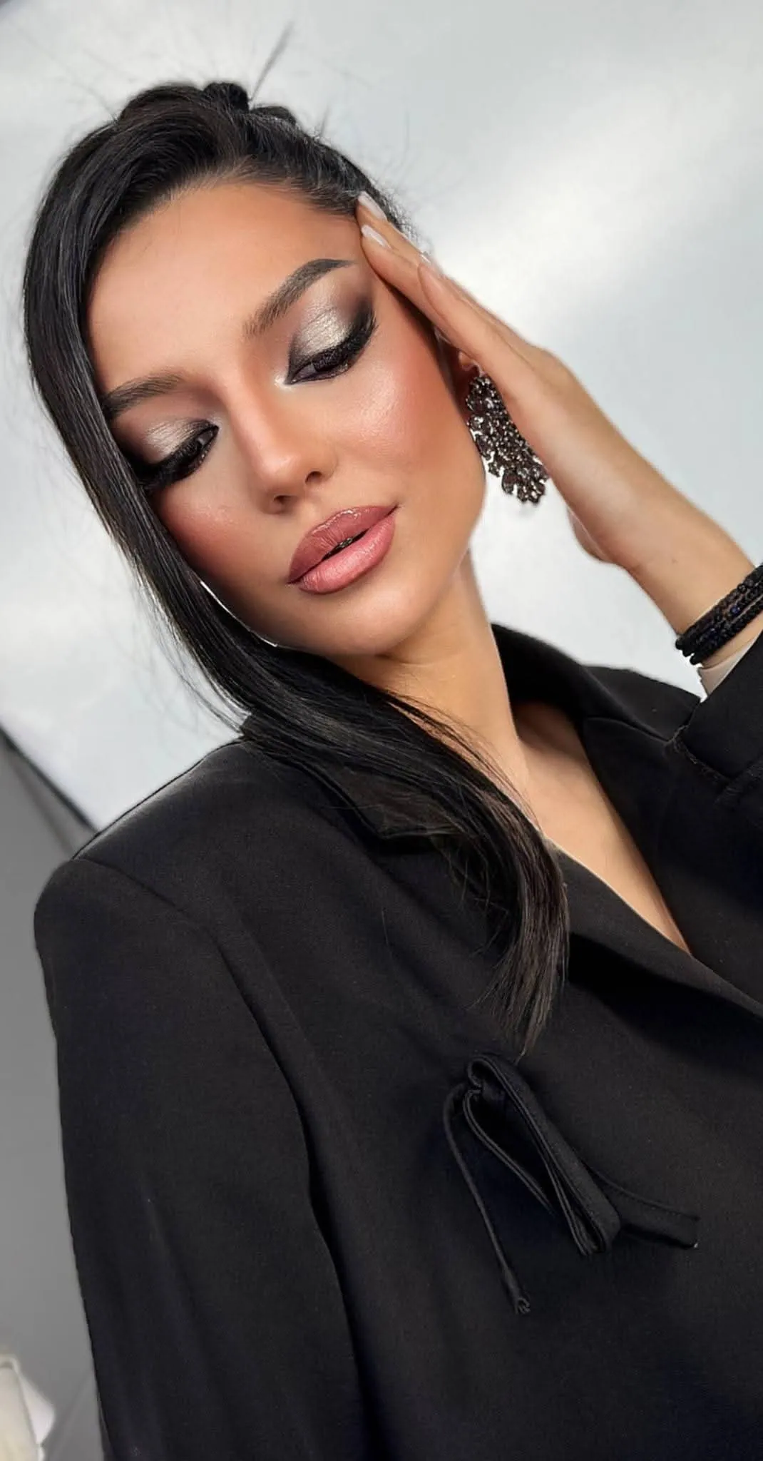 Cliente dai capelli scuri con trucco caldo e occhi chiusi
