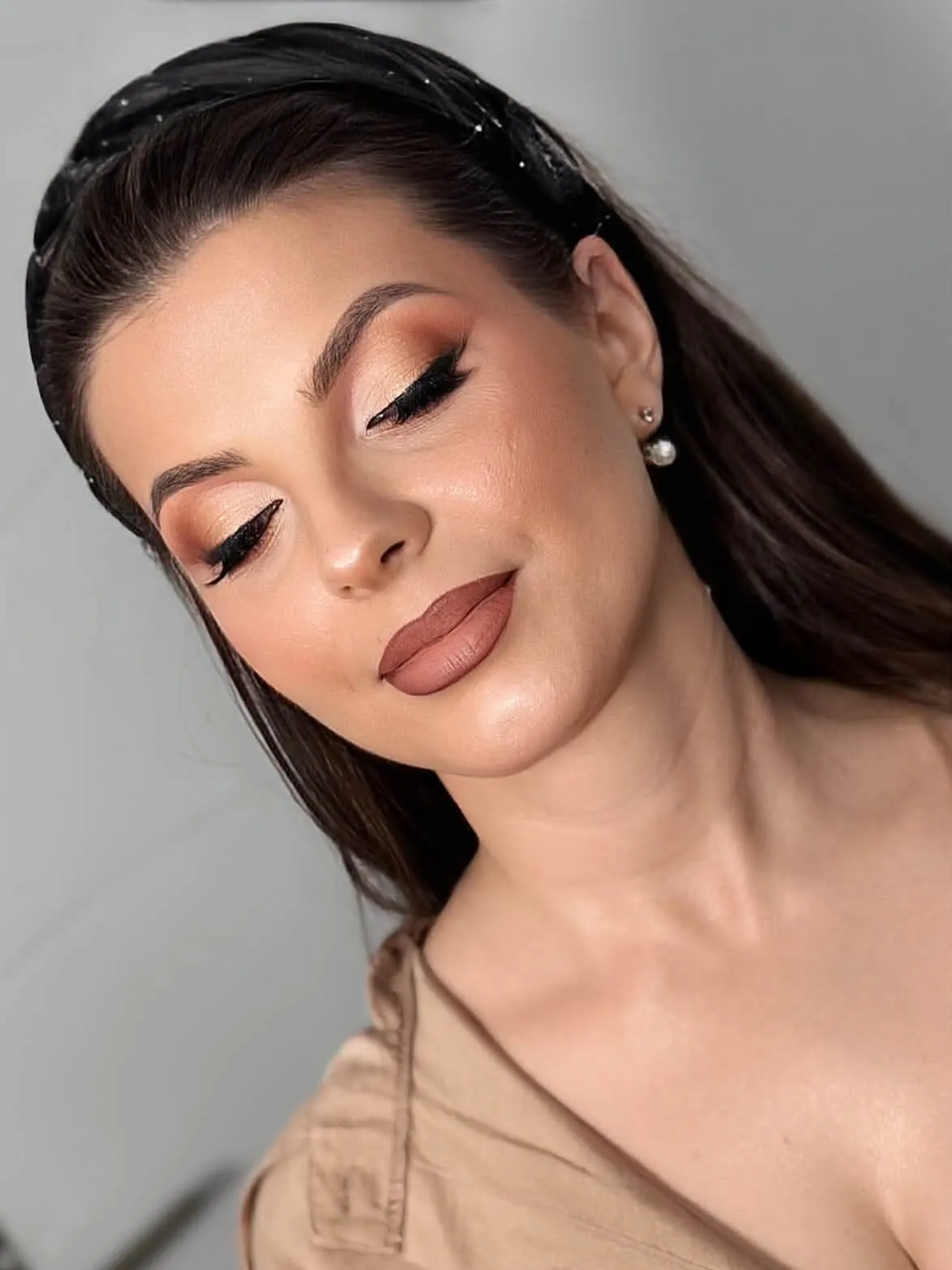 Brünette Kundin mit warmem Make-up und geschlossenen Augen